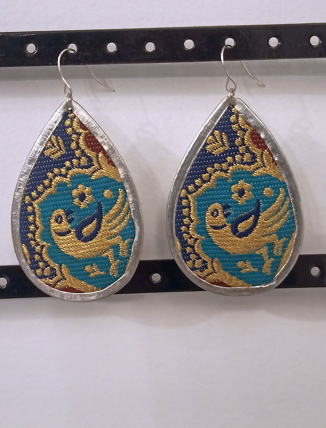 Green Bird earrings : cloth and metal embroidered jewellery hand made in India